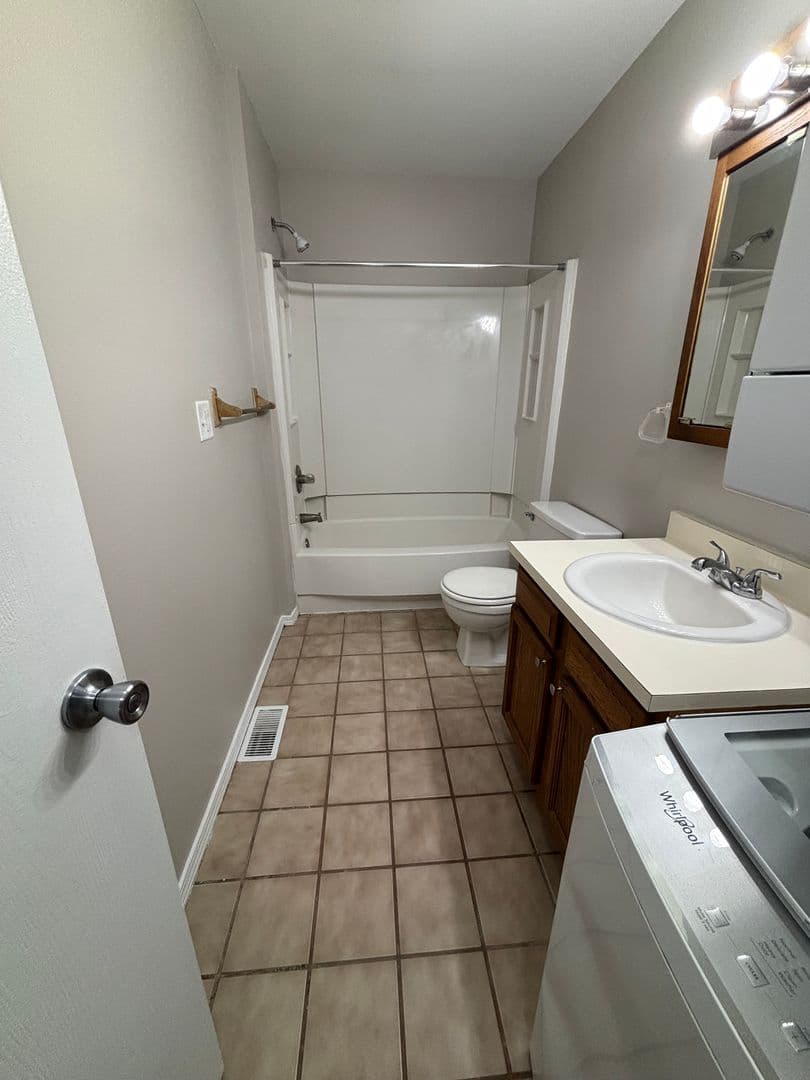Kokomo Apartment: 300 E 261 S