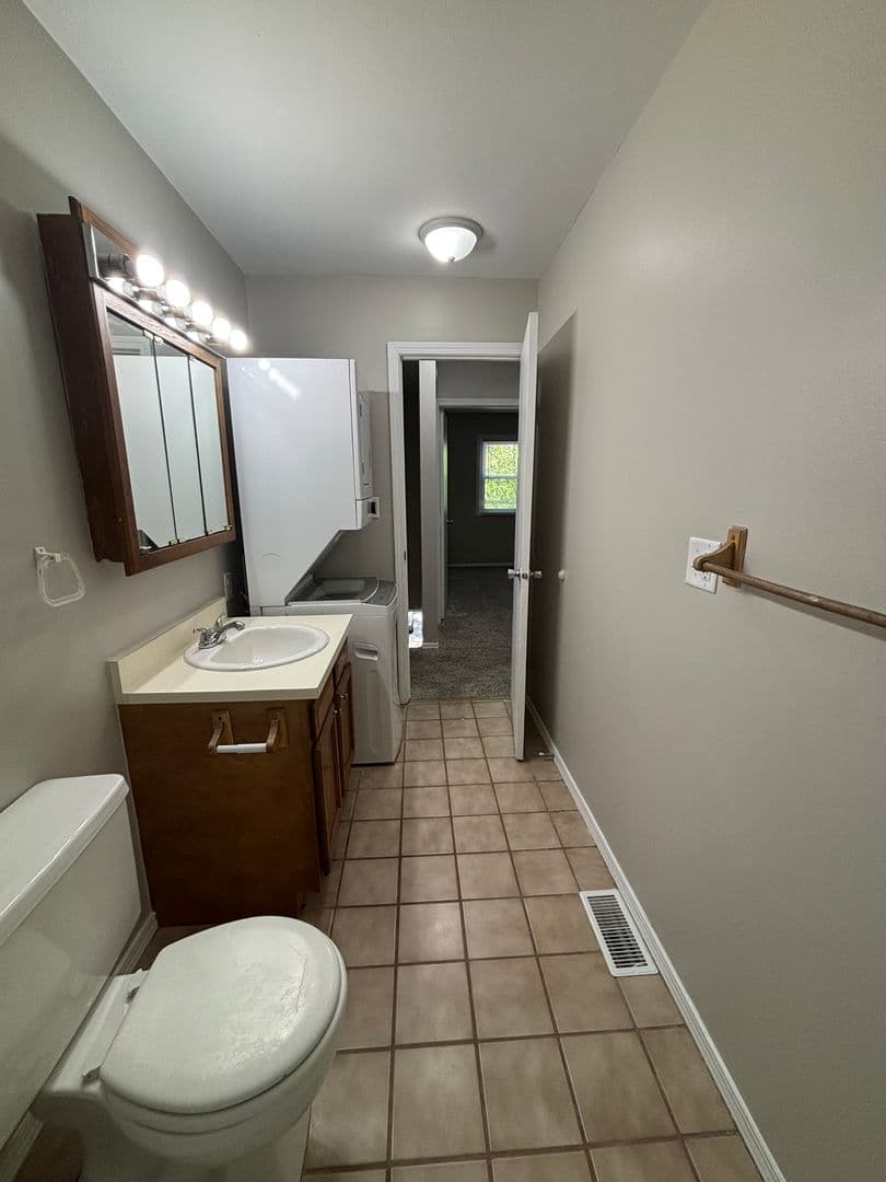 Kokomo Apartment: 300 E 261 S