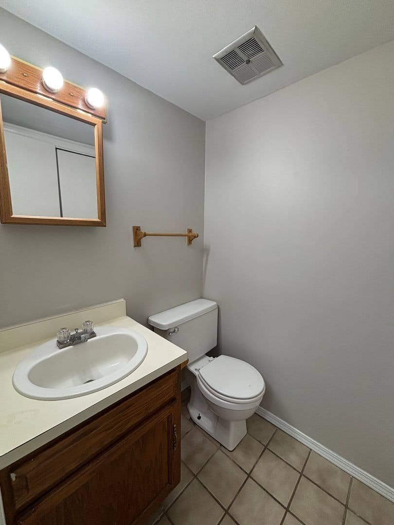 Kokomo Apartment: 300 E 261 S