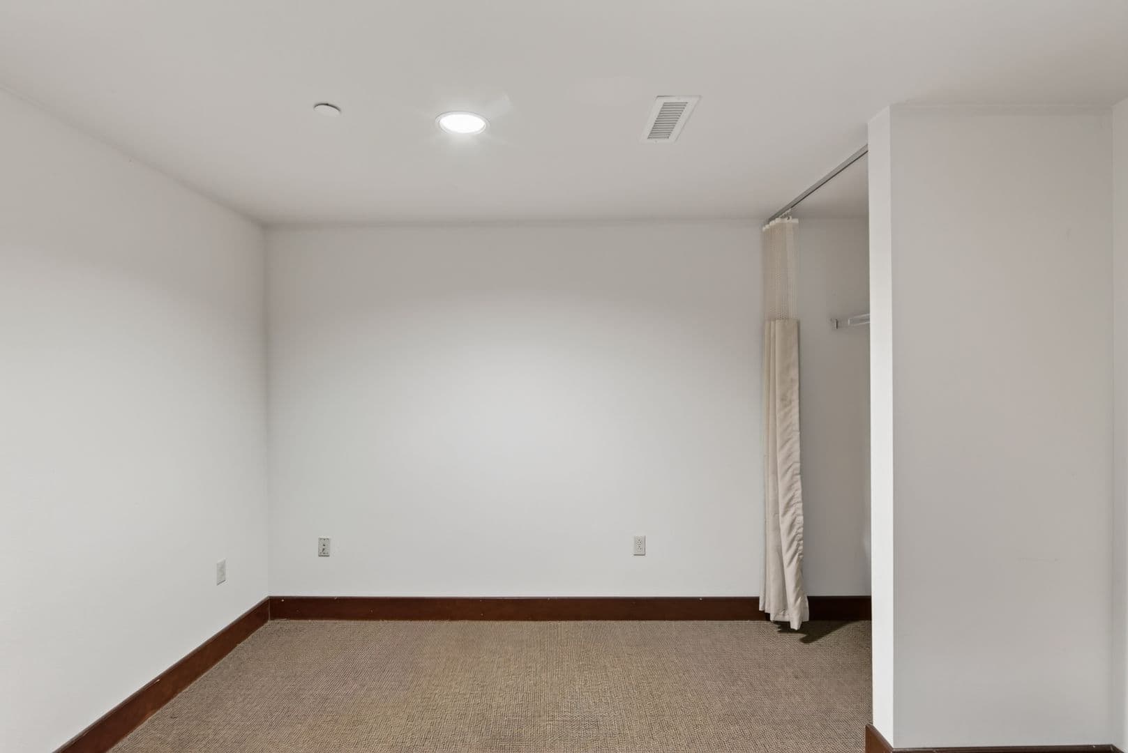 Ames Apartment: 2519 Chamberlain St.