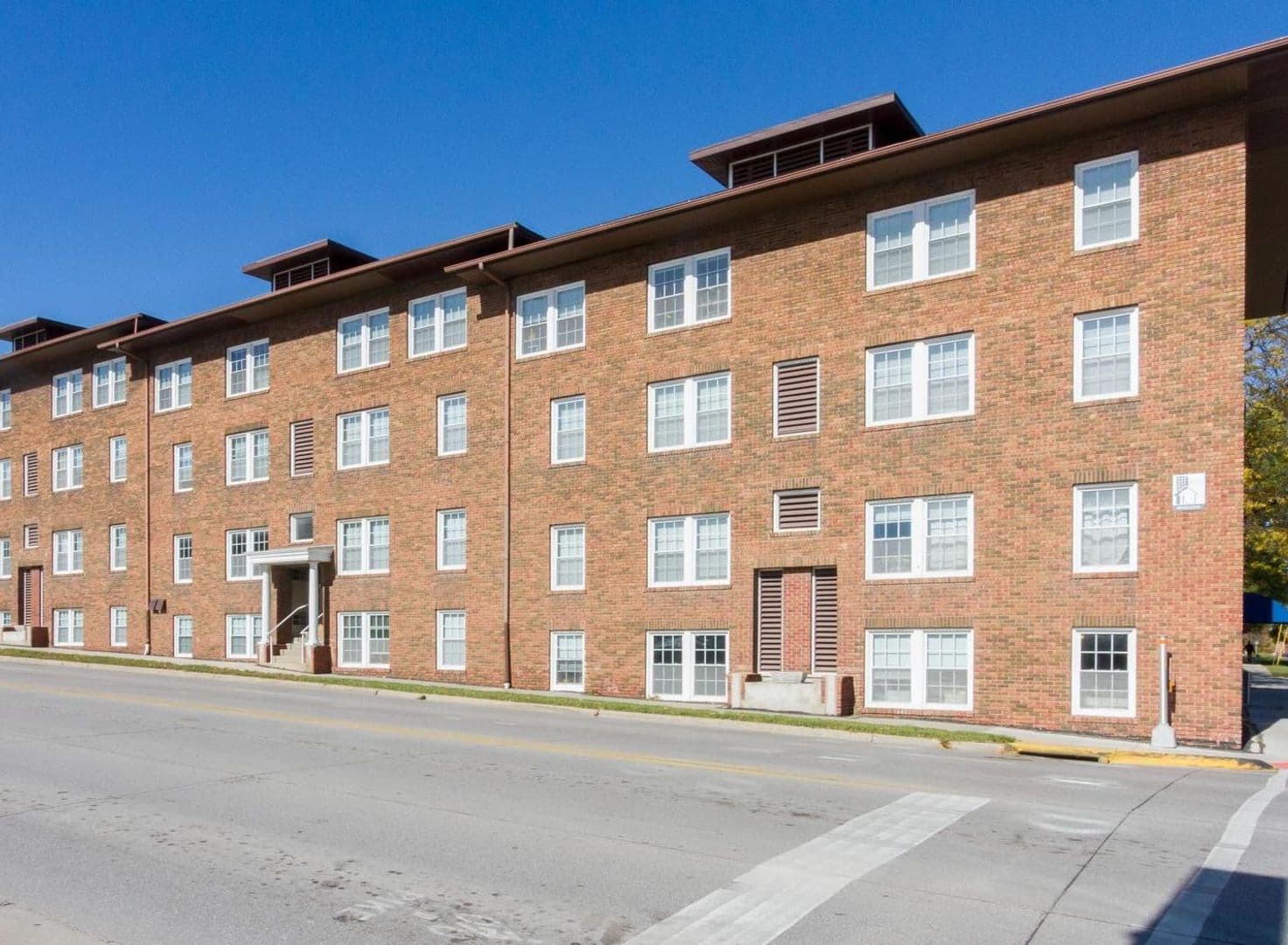 Ames Apartment: 2709 Lincoln Way