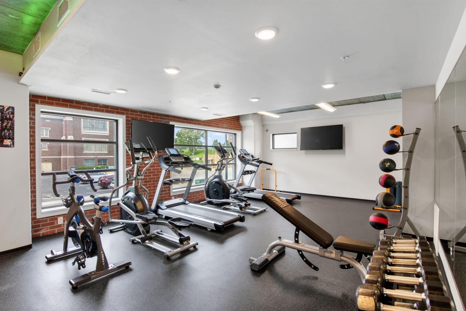 Ames Apartment: 122 Hayward Avenue