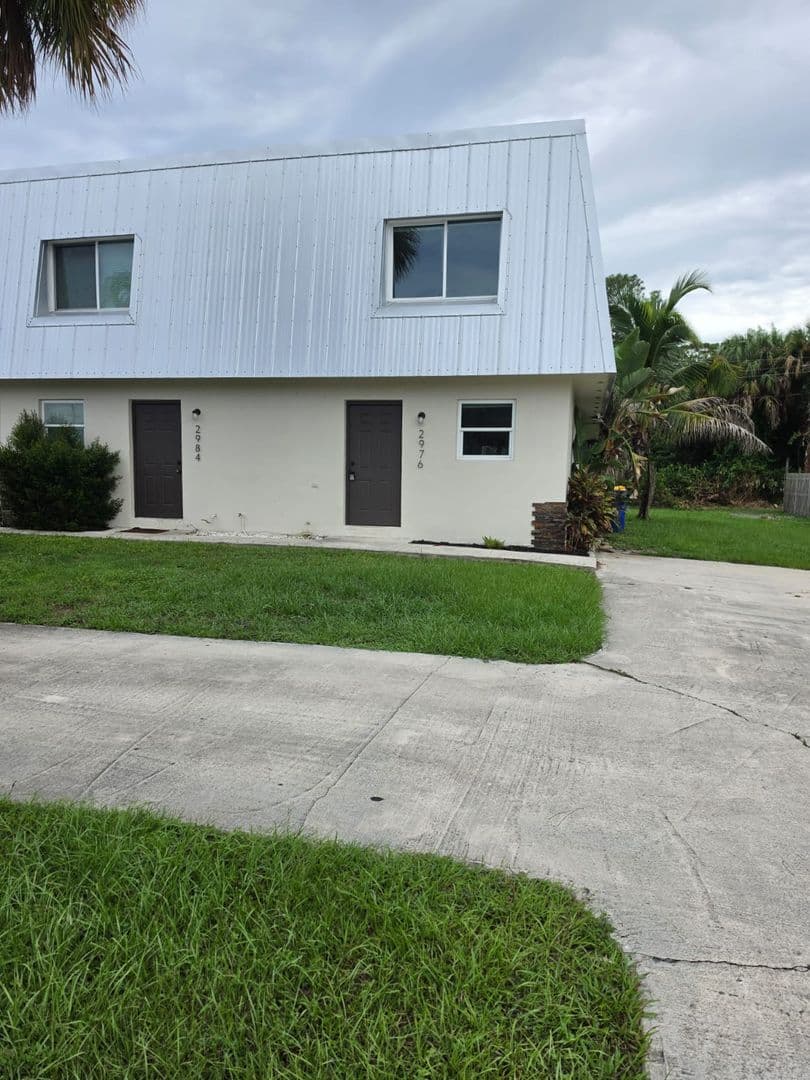 Stuart House: 2976 SE Bonita Street