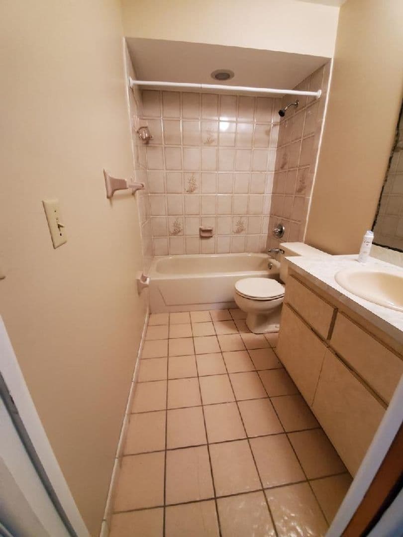Port St Lucie House: 639 NW Prima Vista Blvd