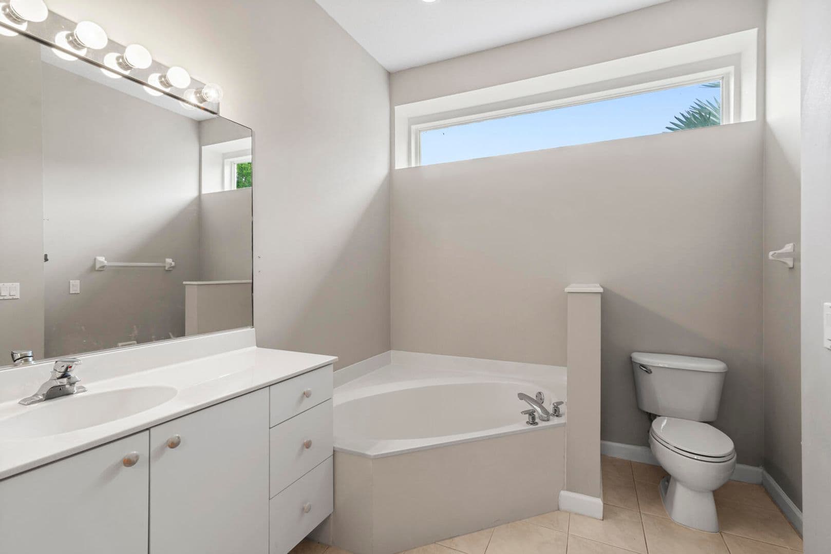 PORT ST LUCIE House: 677 SW ANDROS CIR