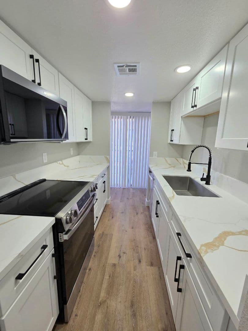LAS VEGAS Apartment: HENNYPLEX UNITS
