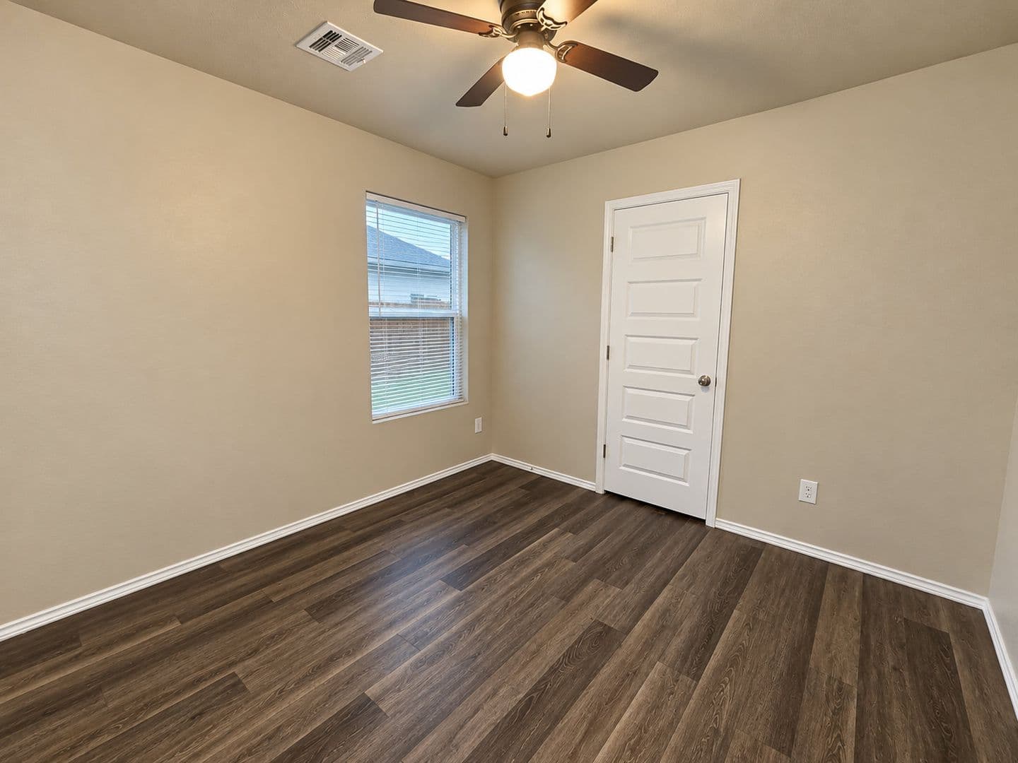 Mustang House: 525 W Ava Dr