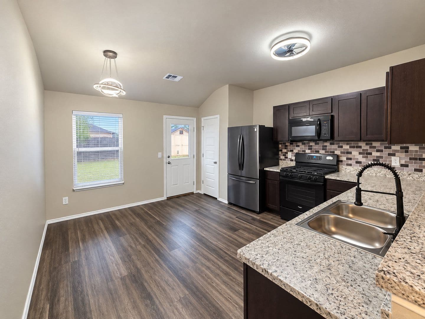 Mustang House: 525 W Ava Dr