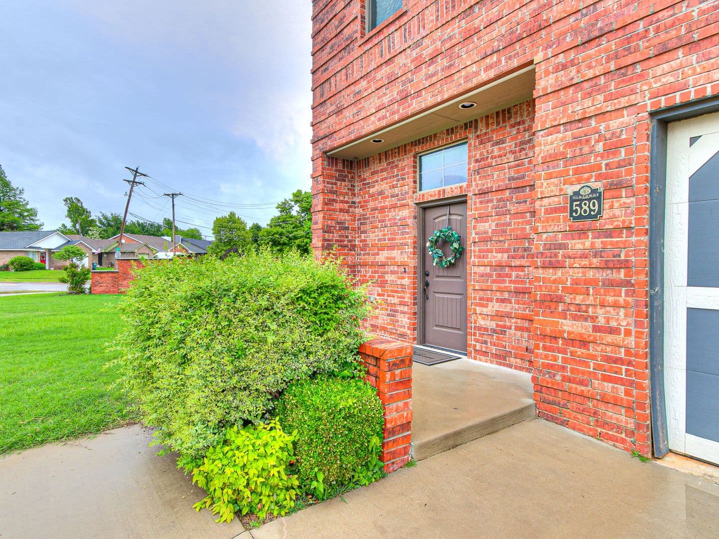 Edmond House: 589 S Fretz Ave