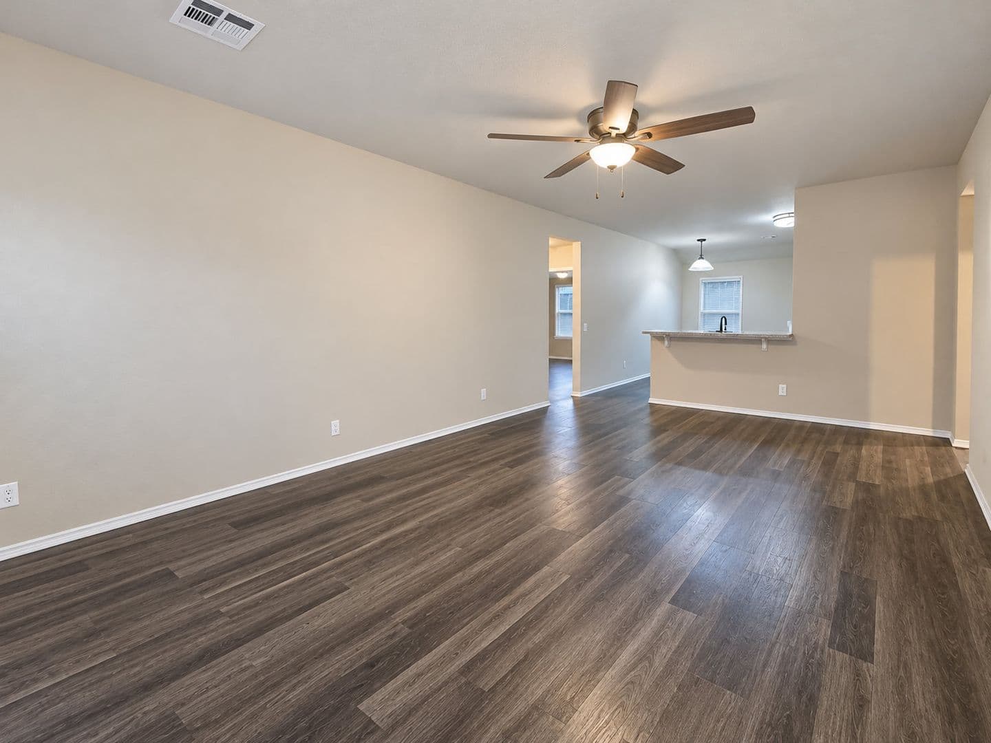 Mustang House: 525 W Ava Dr