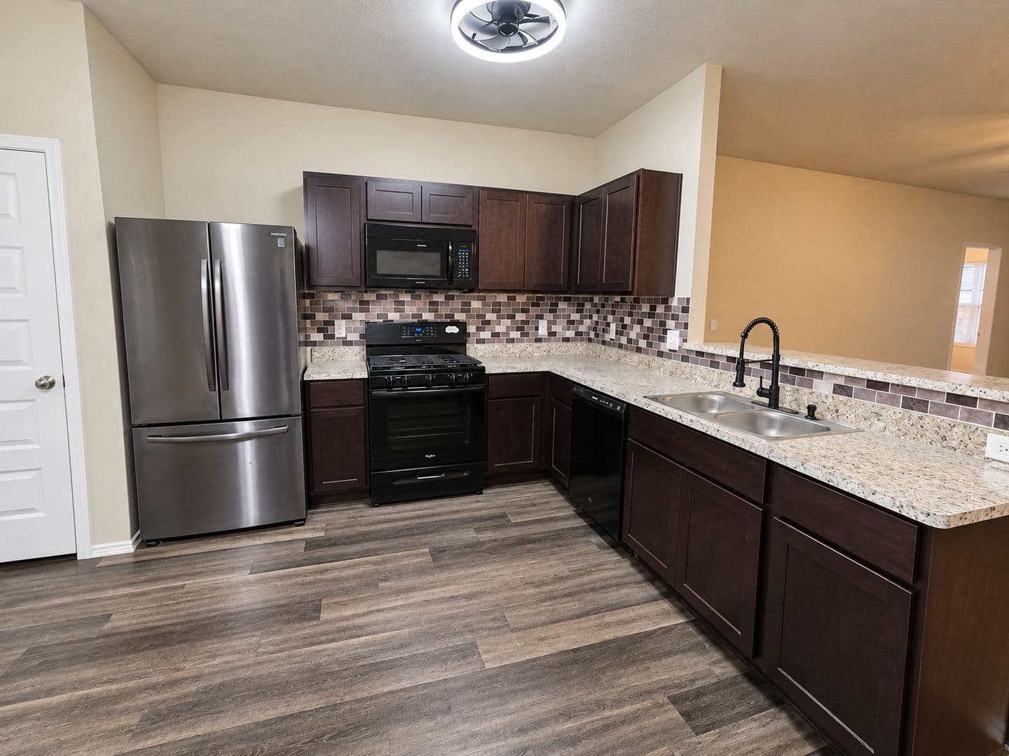 Mustang House: 525 W Ava Dr