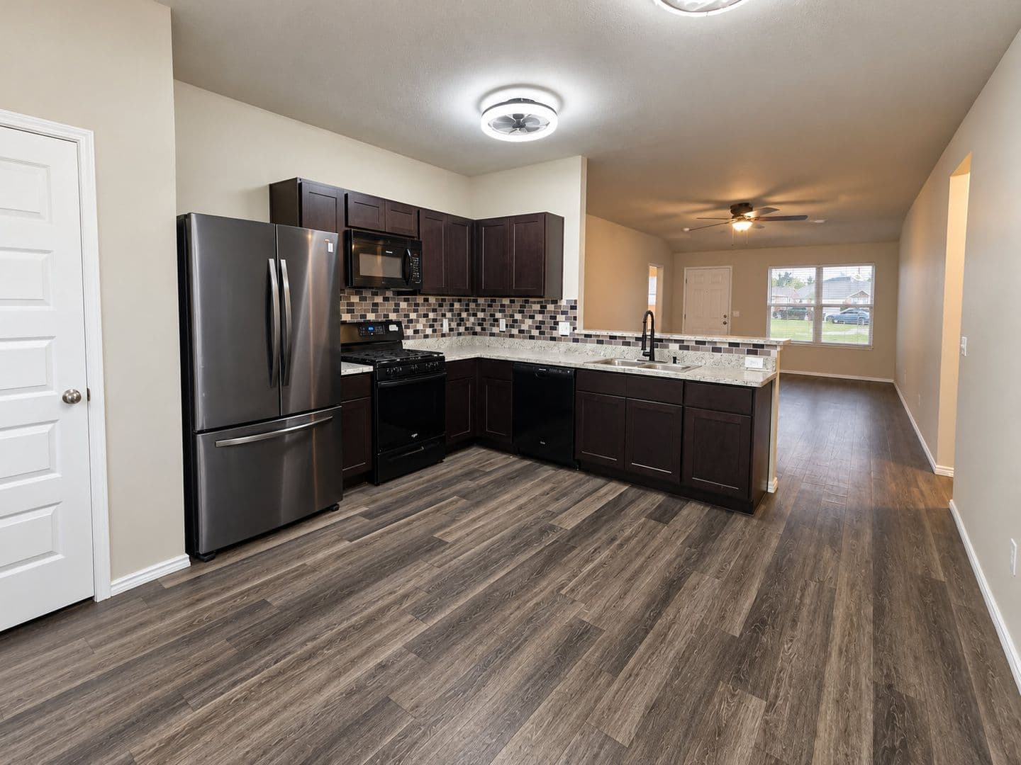 Mustang House: 525 W Ava Dr