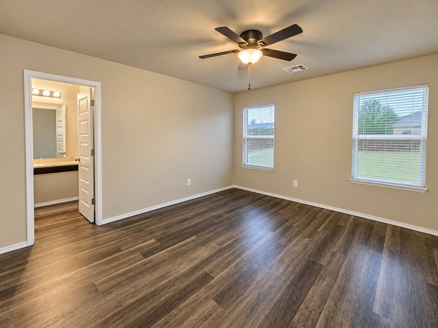 Mustang House: 525 W Ava Dr