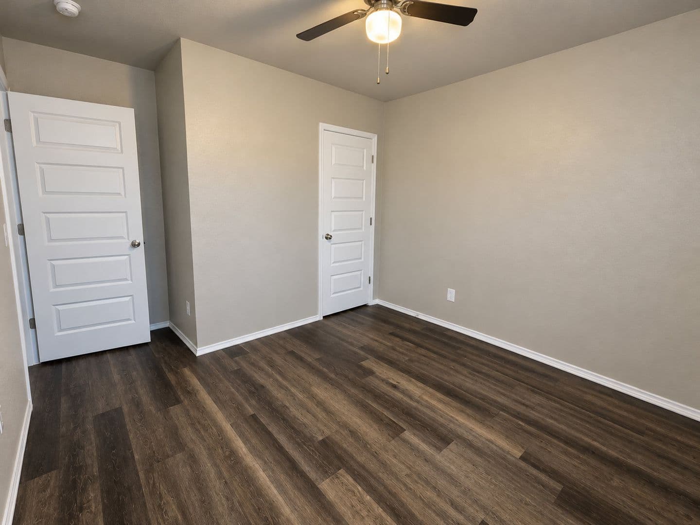 Mustang House: 525 W Ava Dr