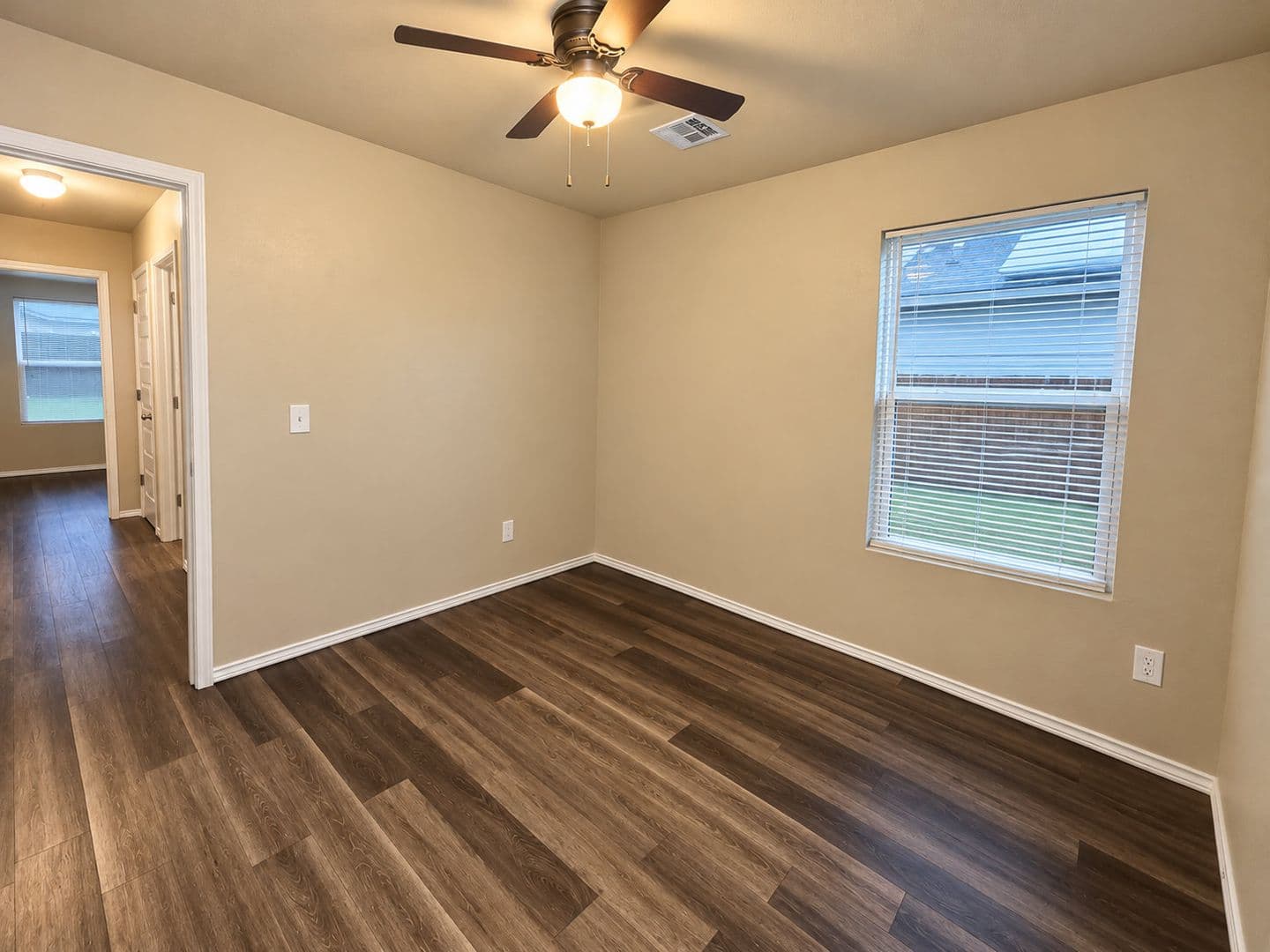 Mustang House: 525 W Ava Dr