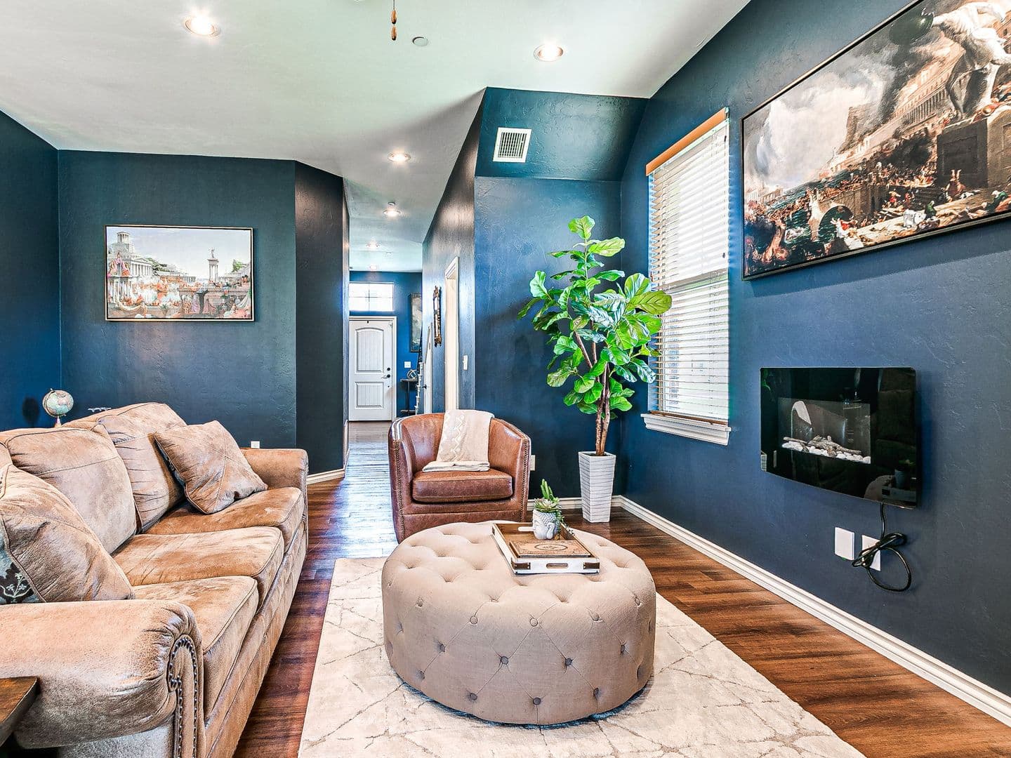 Edmond House: 589 S Fretz Ave