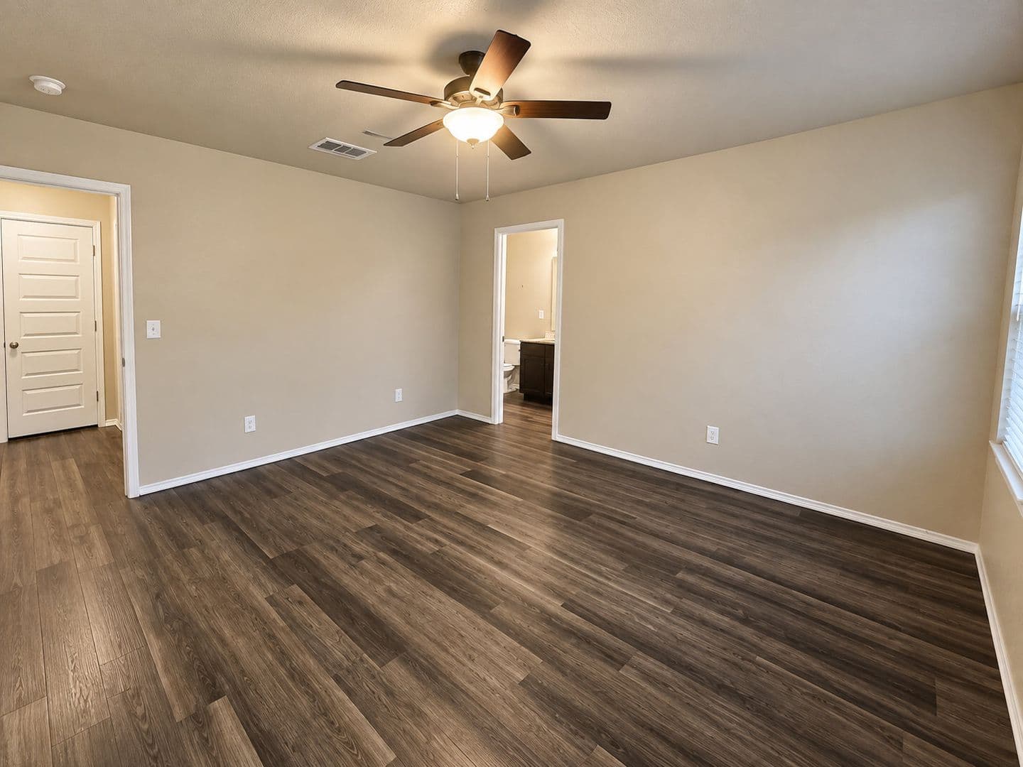 Mustang House: 525 W Ava Dr
