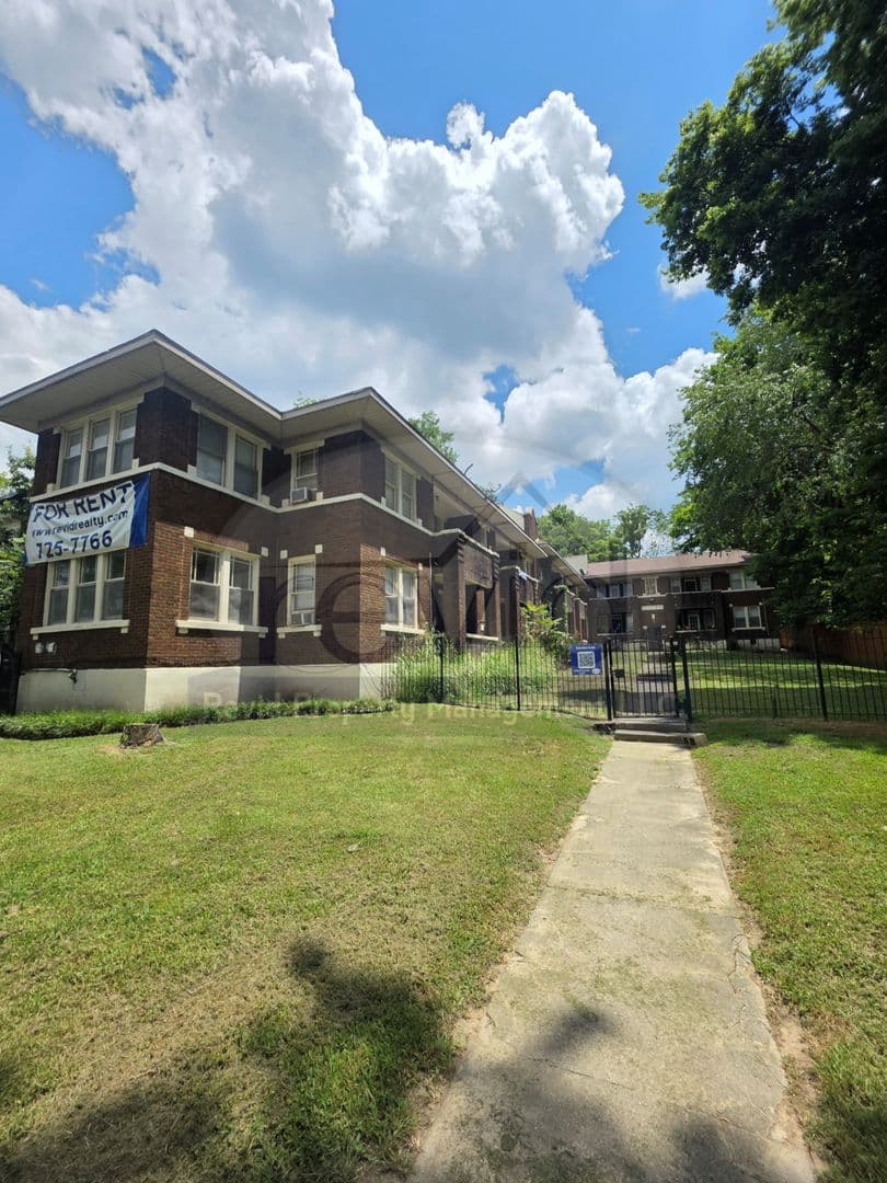 Memphis Apartment: 144 N Belvedere