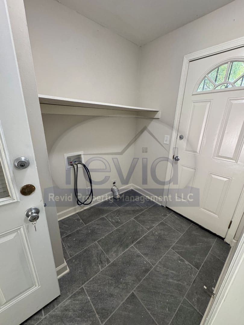 Memphis House: 5467 Derron Ave.