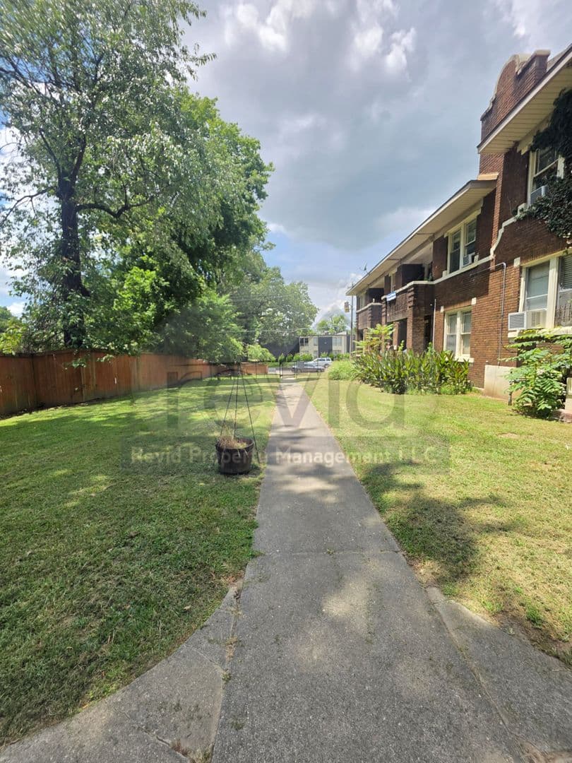 Memphis Apartment: 144 N Belvedere