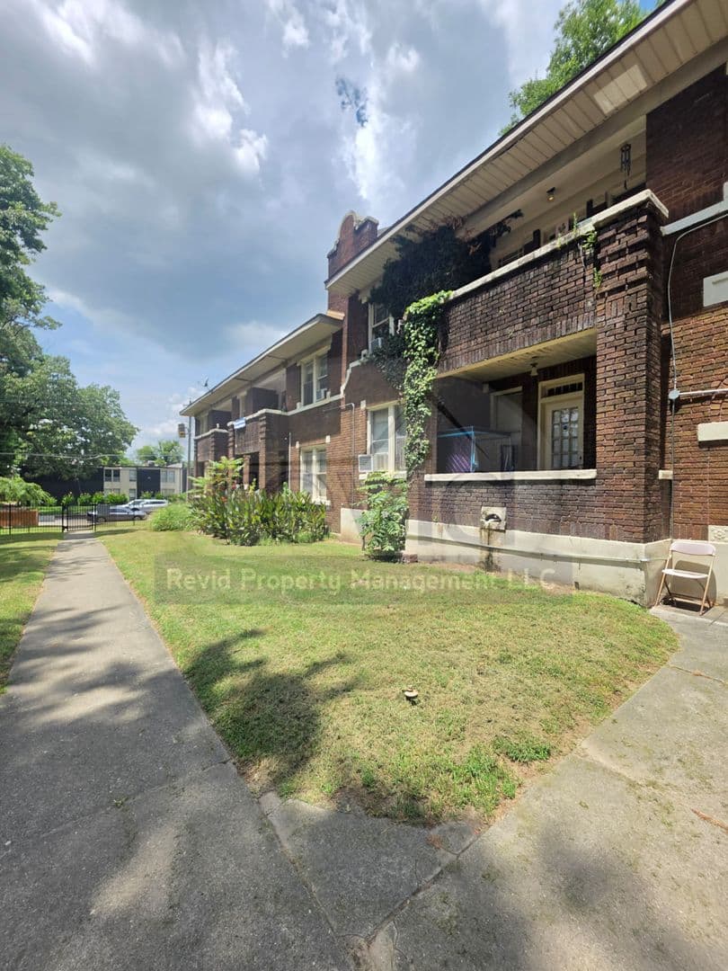 Memphis Apartment: 144 N Belvedere