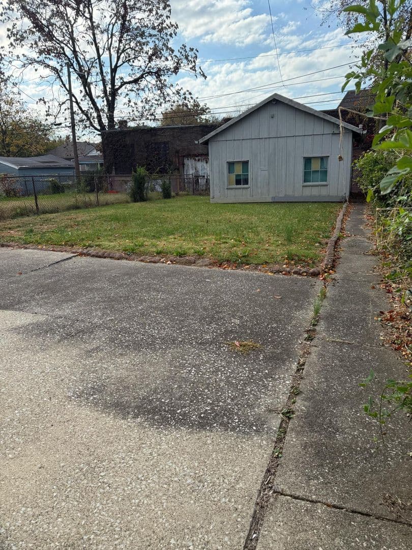 Louisville House: 1846 W Kentucky St