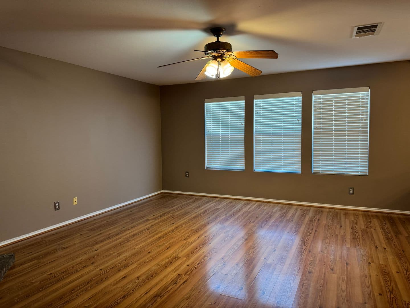 SAN ANTONIO House: 25607 CRIMSON BEAUTY