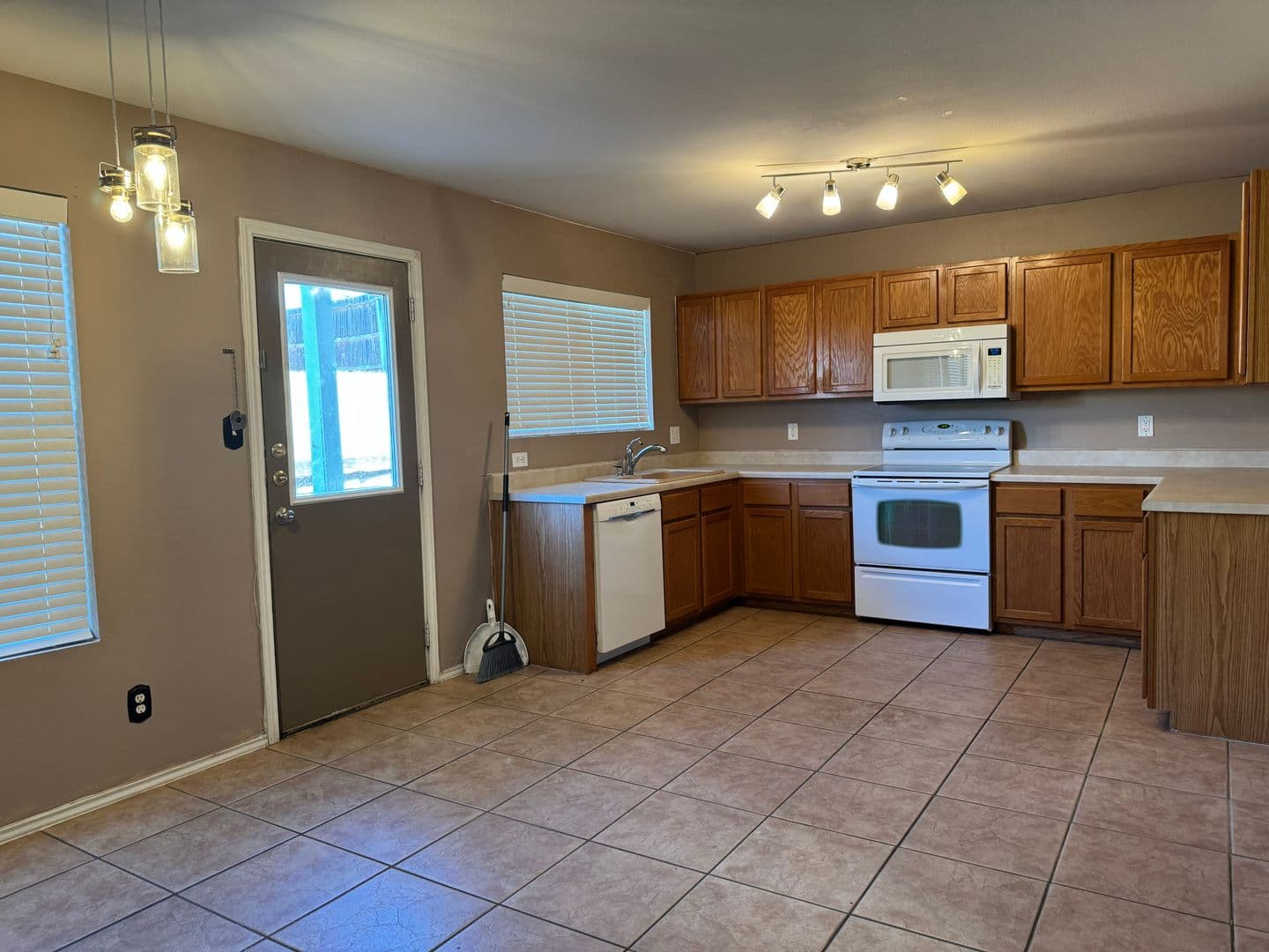 SAN ANTONIO House: 25607 CRIMSON BEAUTY