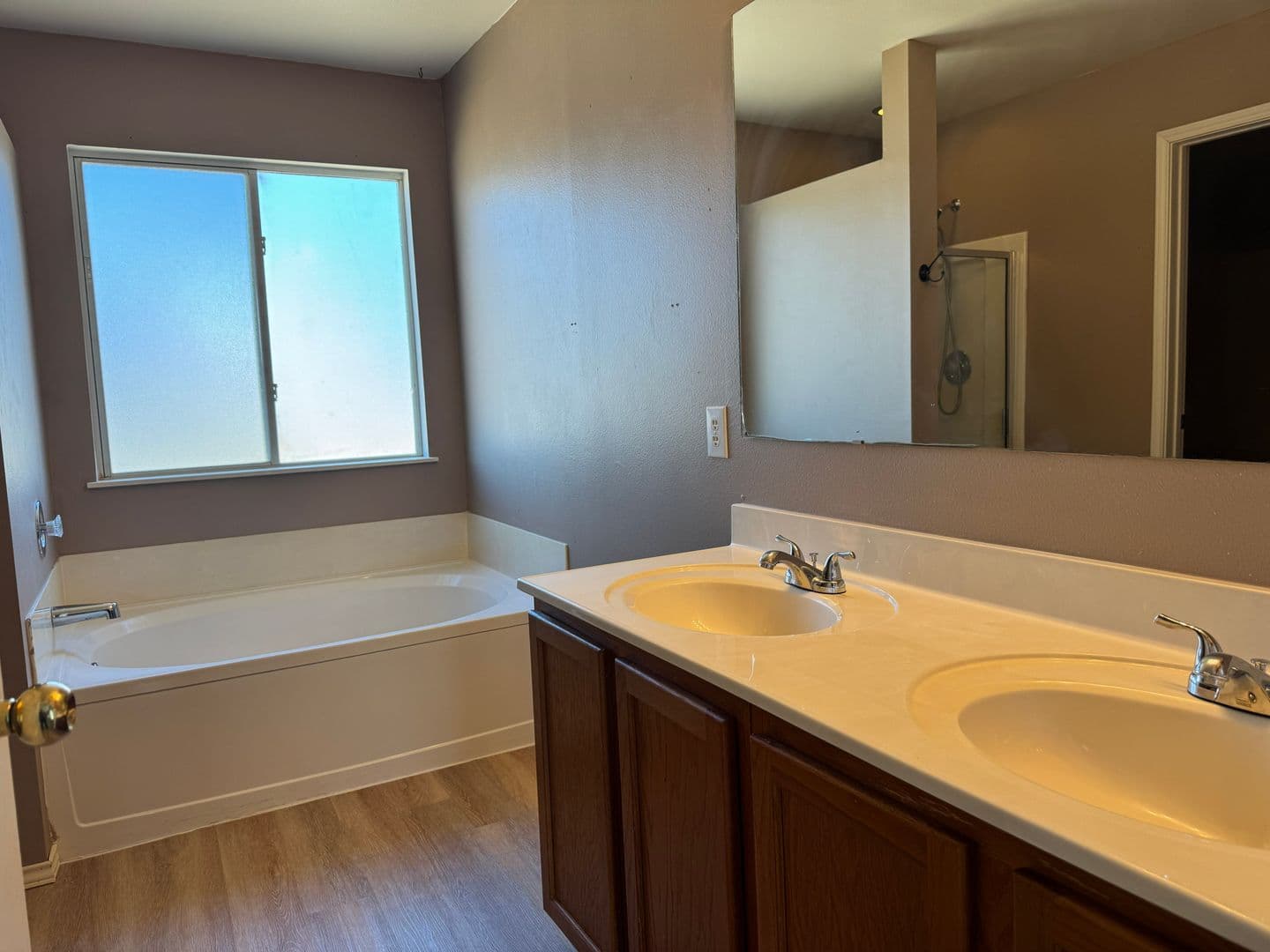 SAN ANTONIO House: 25607 CRIMSON BEAUTY