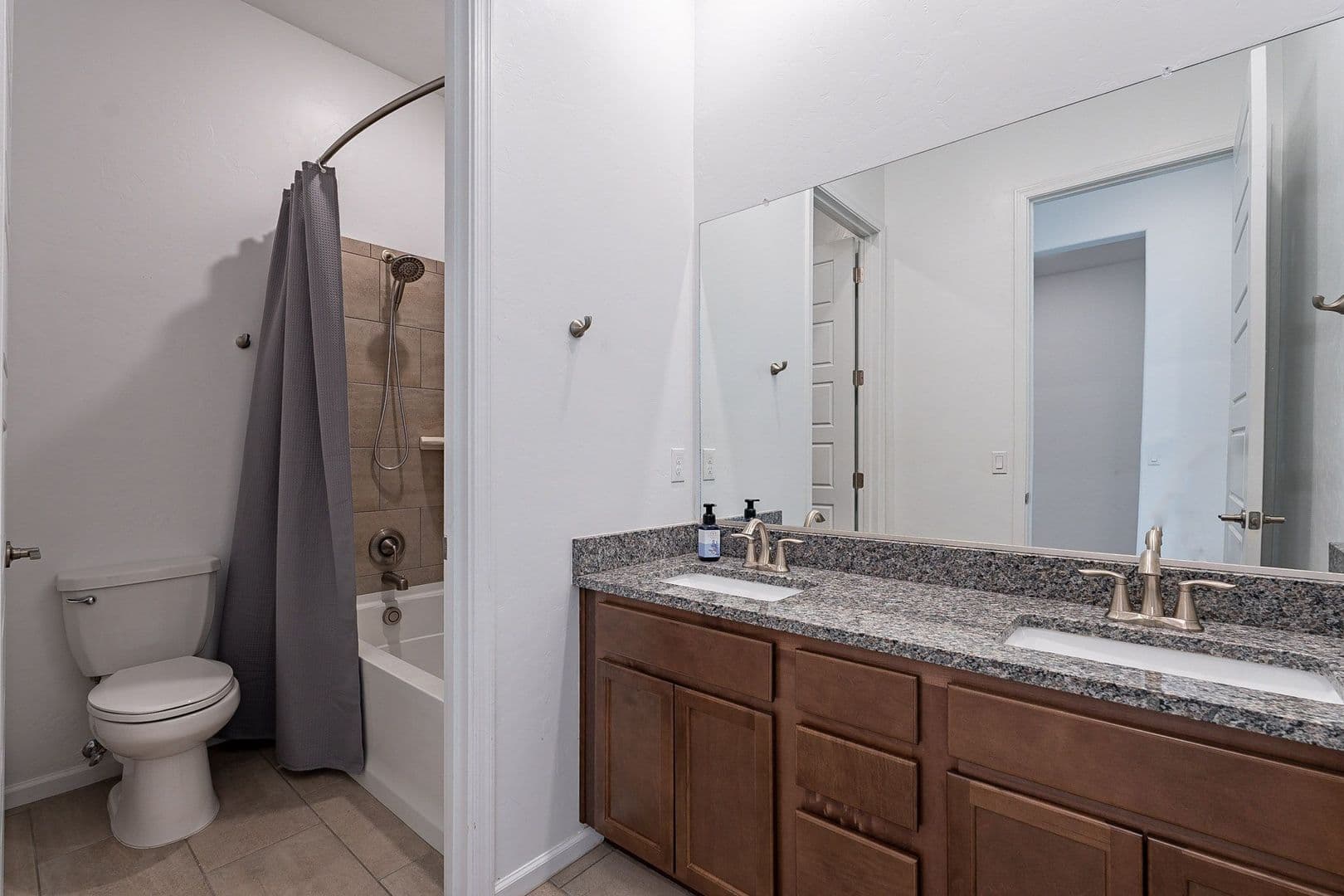 Marana House: 12442 N Appling Ave