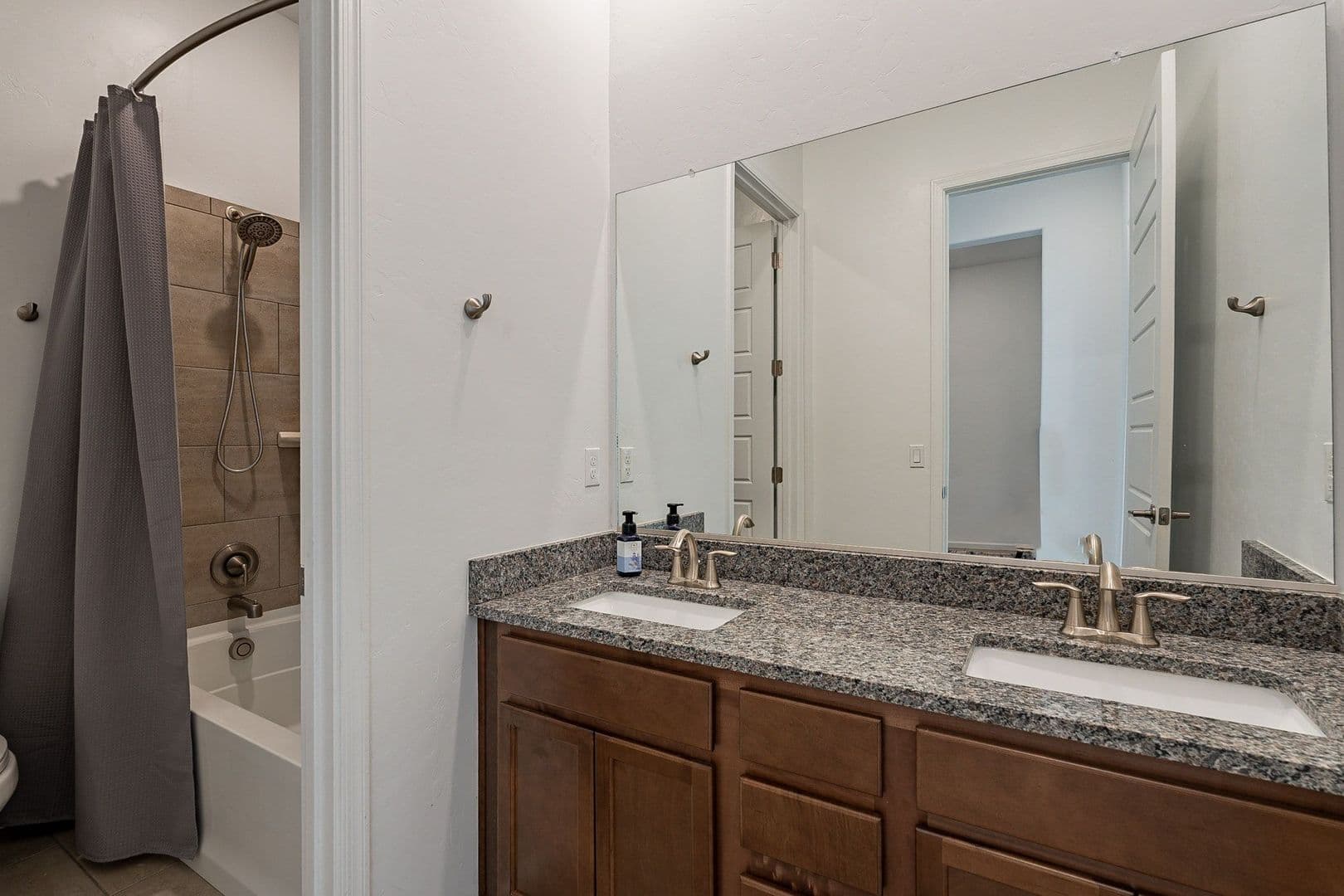 Marana House: 12442 N Appling Ave