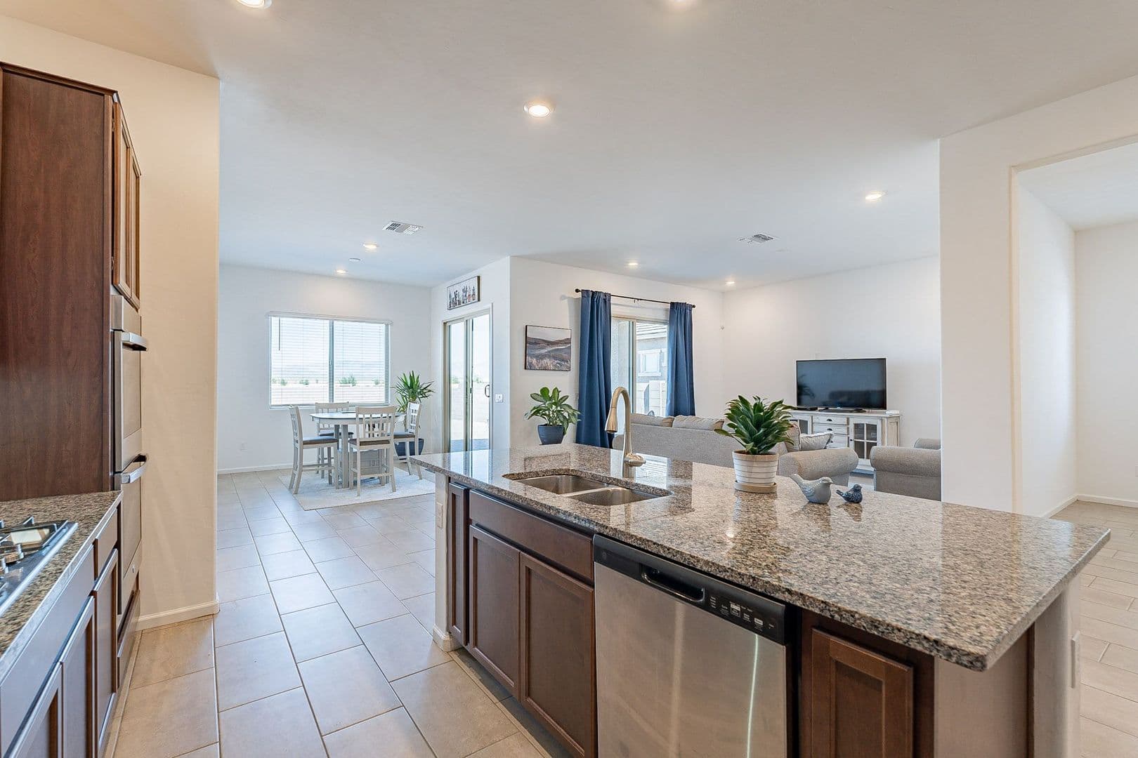 Marana House: 12442 N Appling Ave