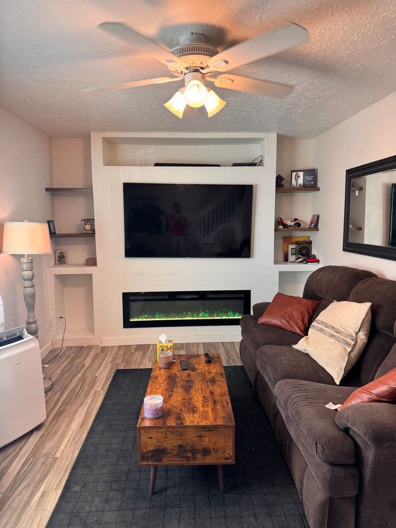 Albuquerque House: 641 Camino Floretta NW