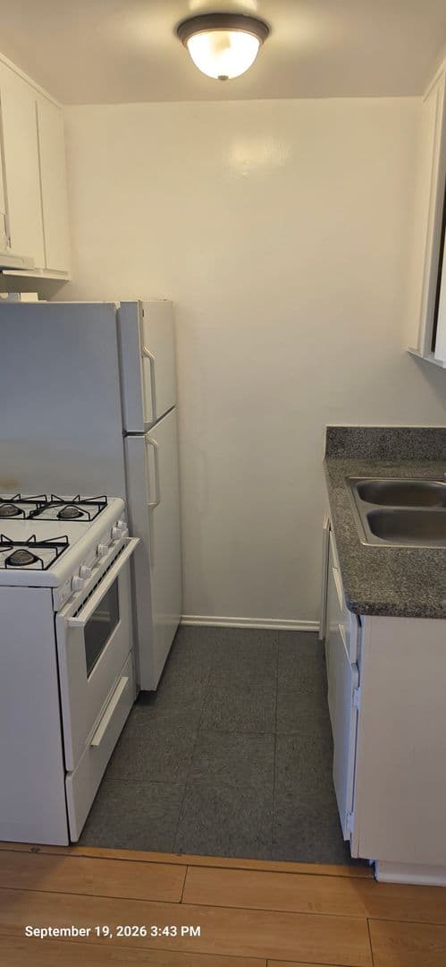 Los Angeles Apartment: 3770 Vinton Avenue
