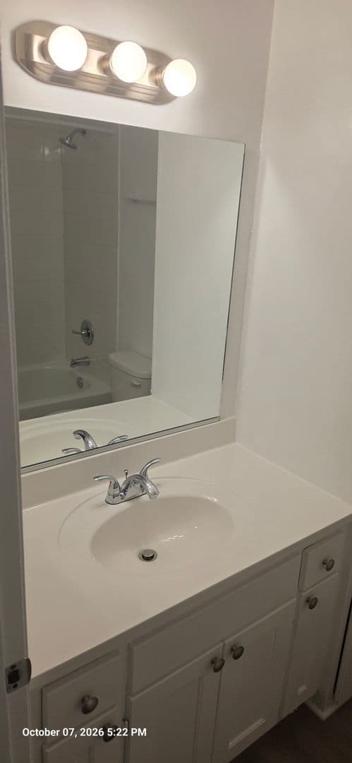 Los Angeles Apartment: 3770 Vinton Avenue