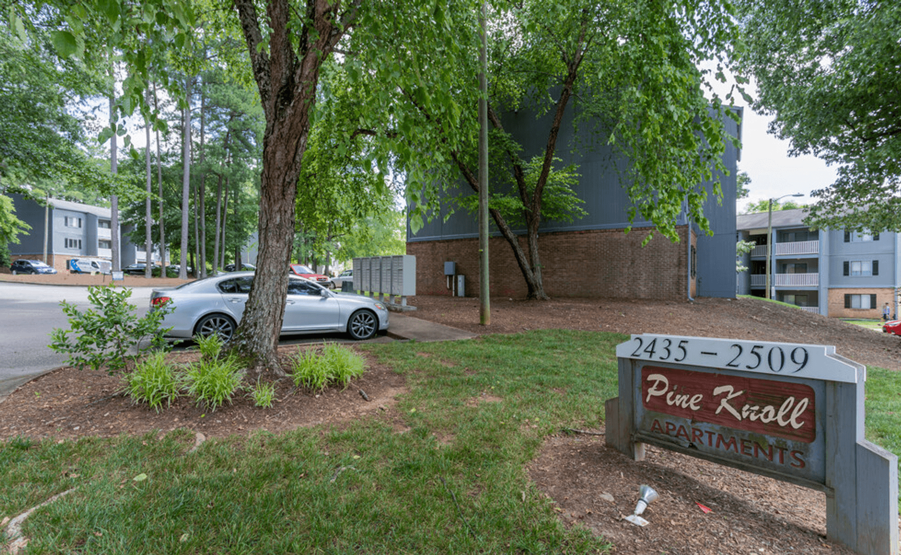 Raleigh Apartment: Pine Knoll Apartments