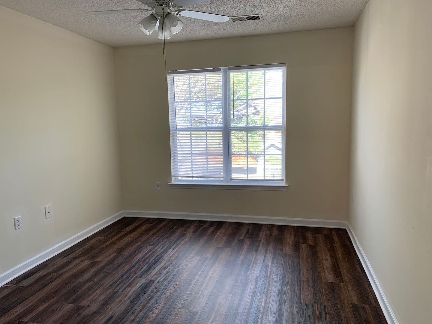 Raleigh Apartment: 4800 Avenida del Sol