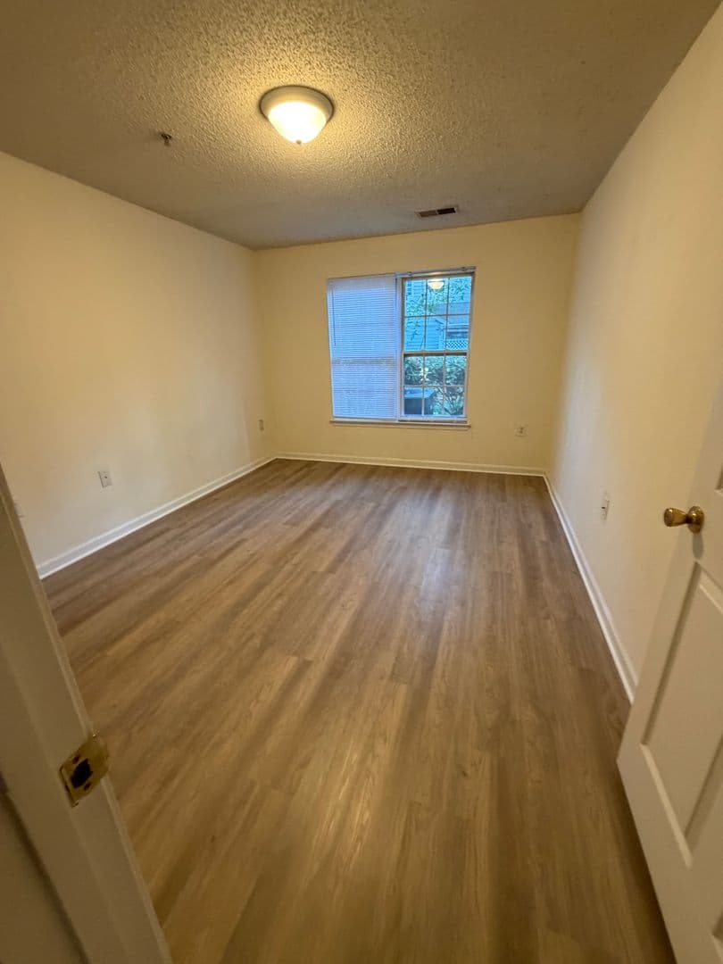 Raleigh Apartment: 4800 Avenida del Sol