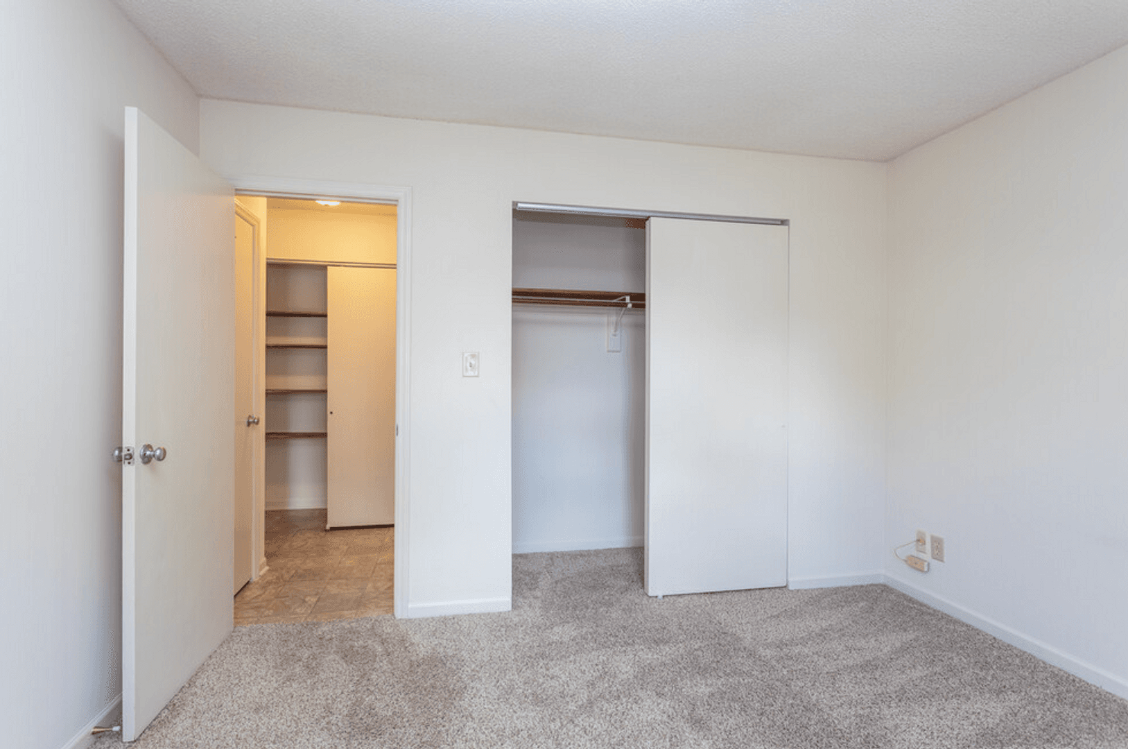 Raleigh Apartment: Pine Knoll Apartments
