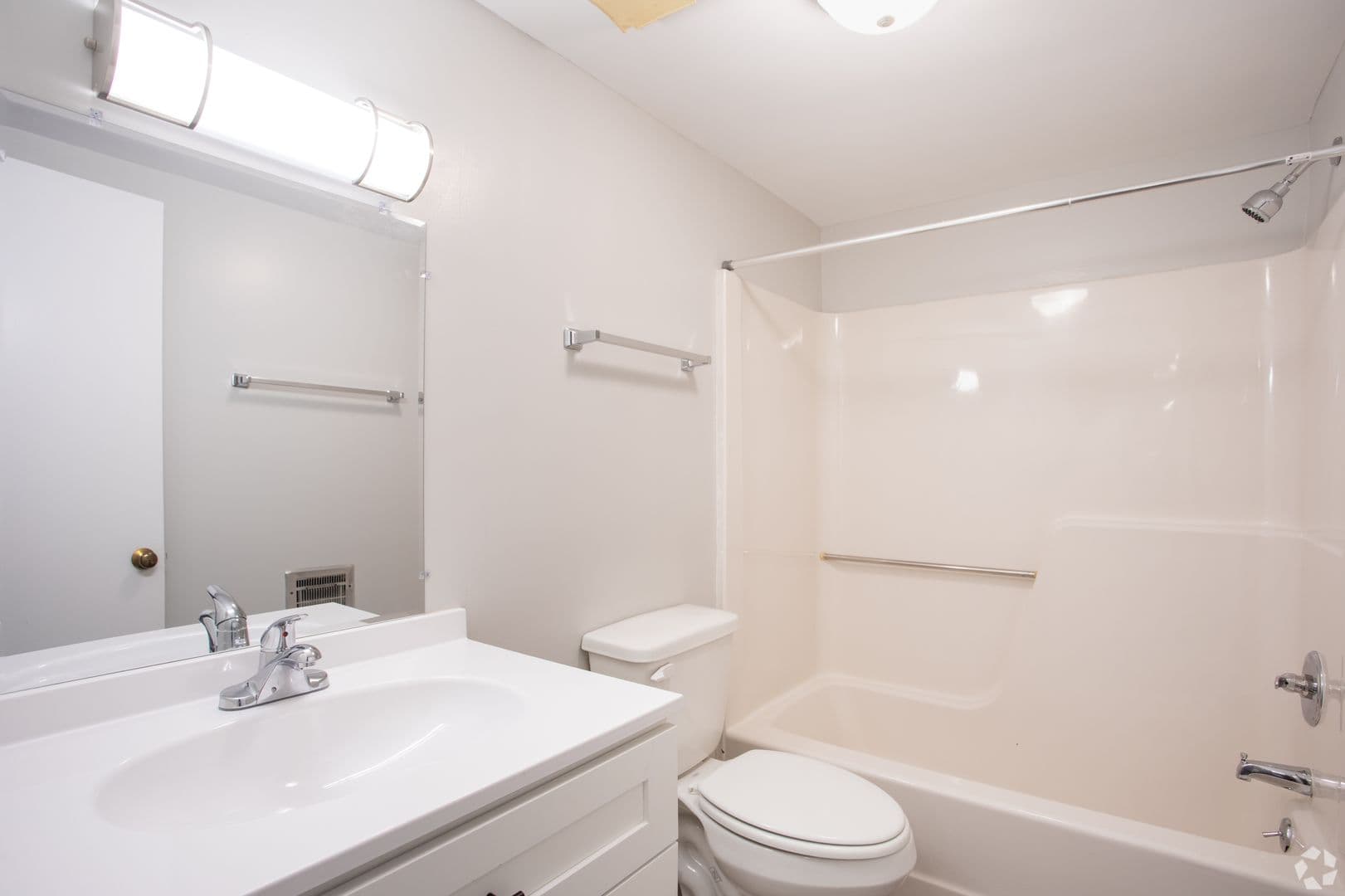 Raleigh Apartment: Pine Knoll Apartments