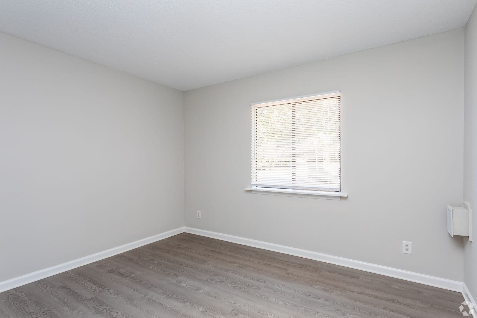 Raleigh Apartment: Pine Knoll Apartments