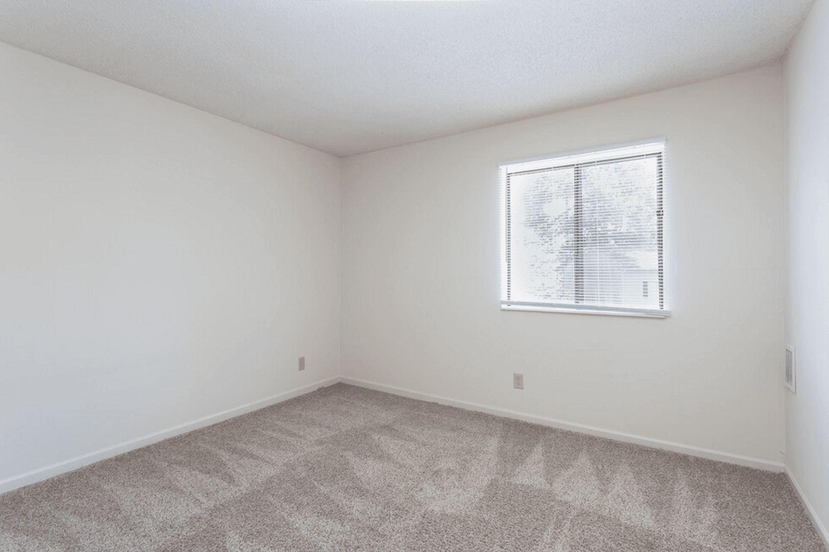 Raleigh Apartment: Pine Knoll Apartments