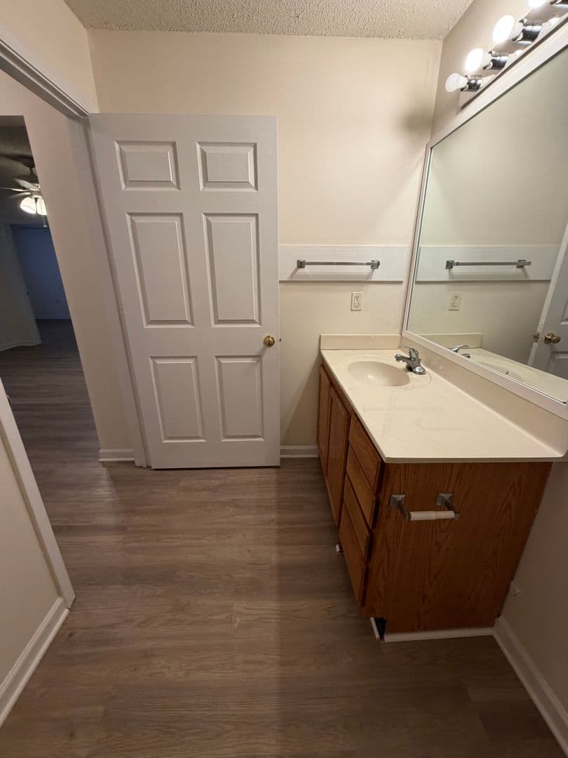 Raleigh Apartment: 4800 Avenida del Sol