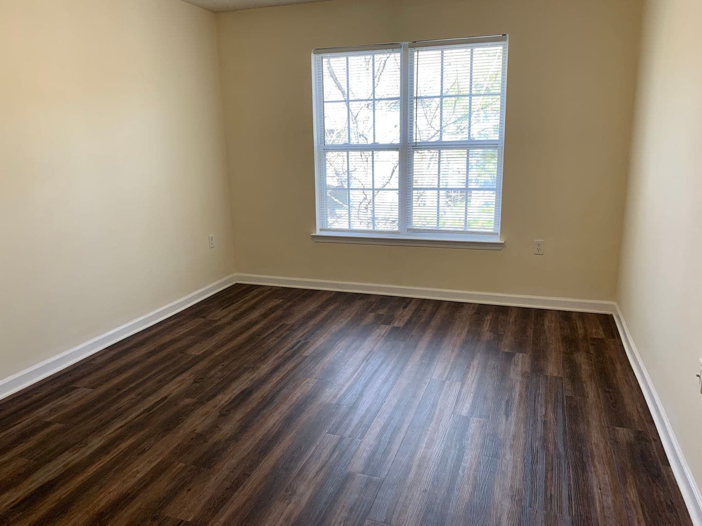 Raleigh Apartment: 4800 Avenida del Sol
