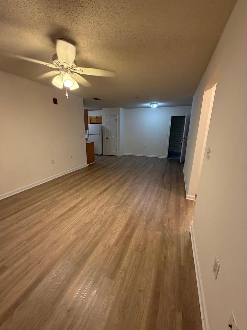 Raleigh Apartment: 4800 Avenida del Sol
