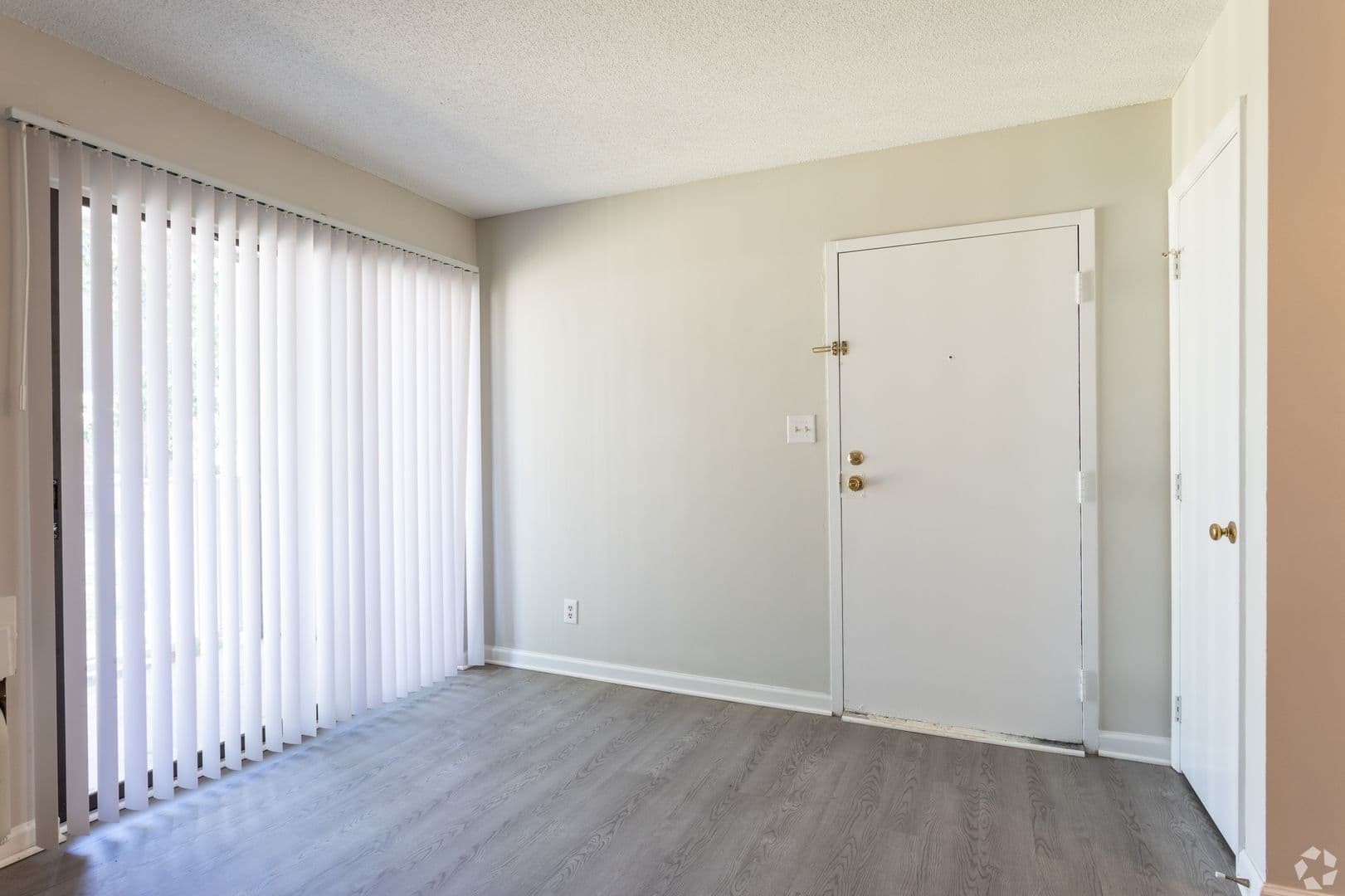 Raleigh Apartment: Pine Knoll Apartments