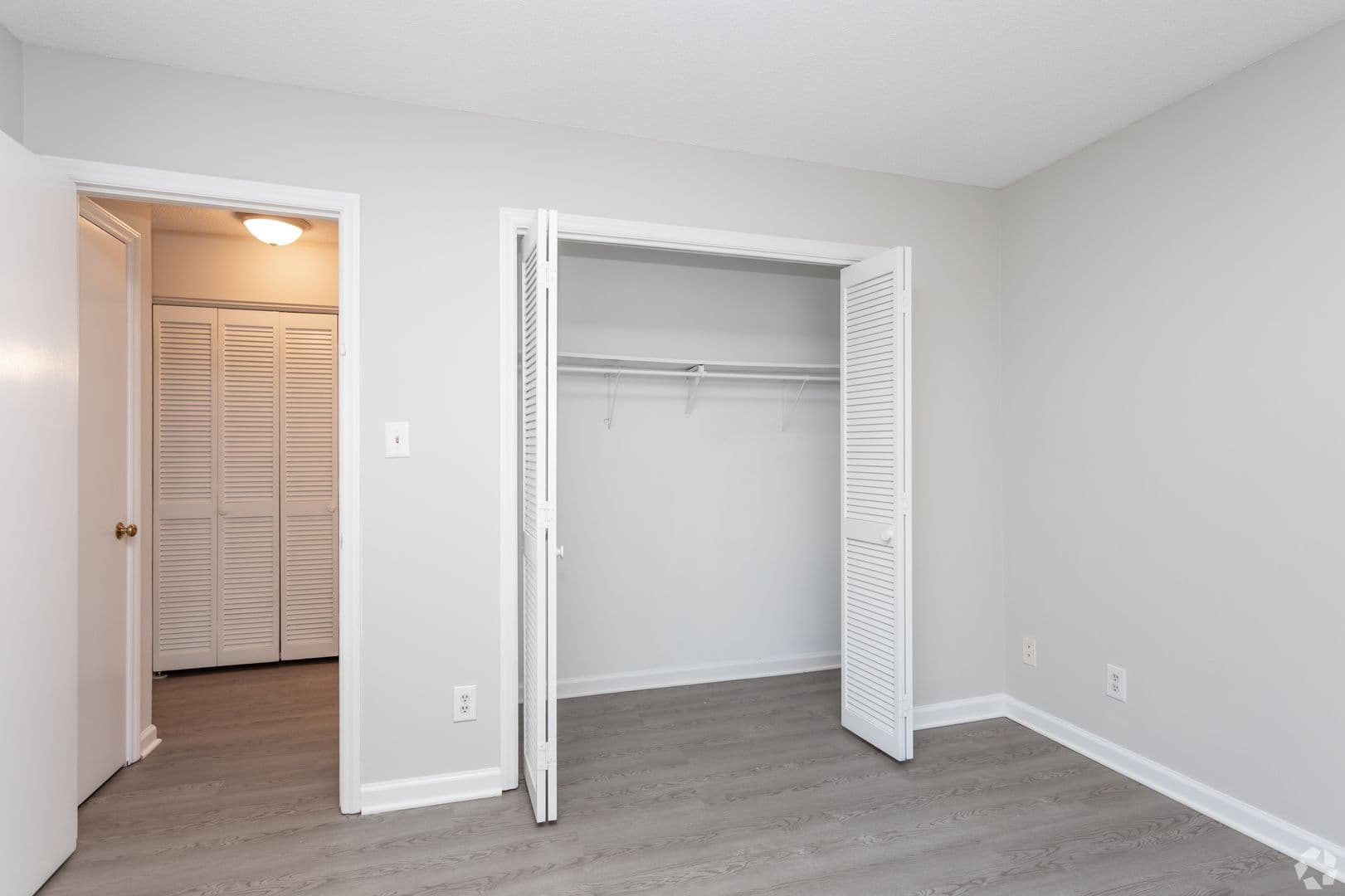 Raleigh Apartment: Pine Knoll Apartments