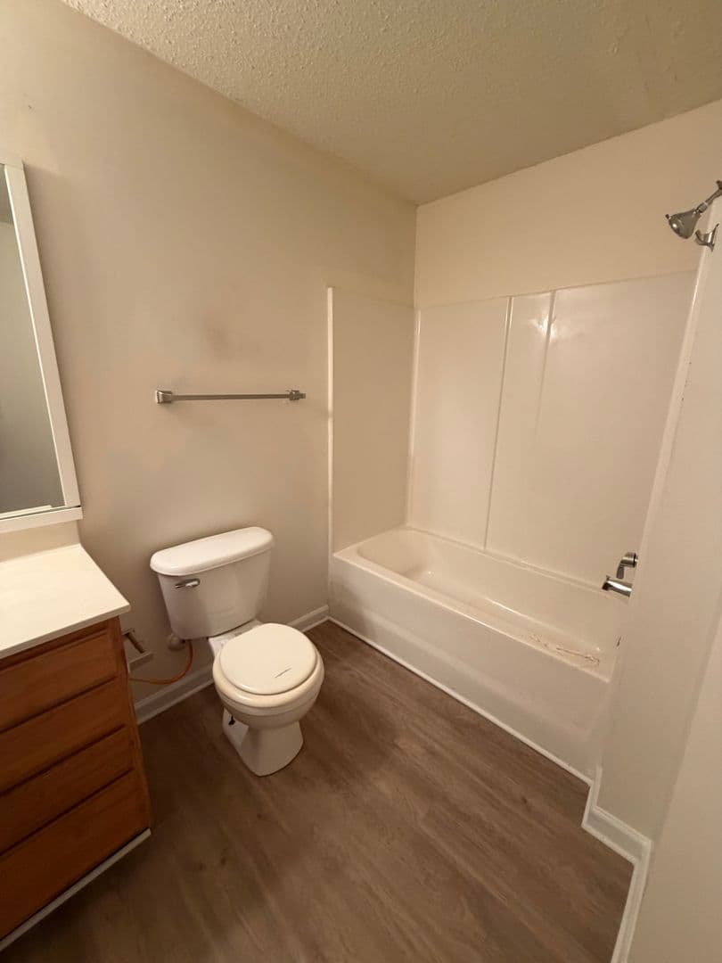 Raleigh Apartment: 4800 Avenida del Sol