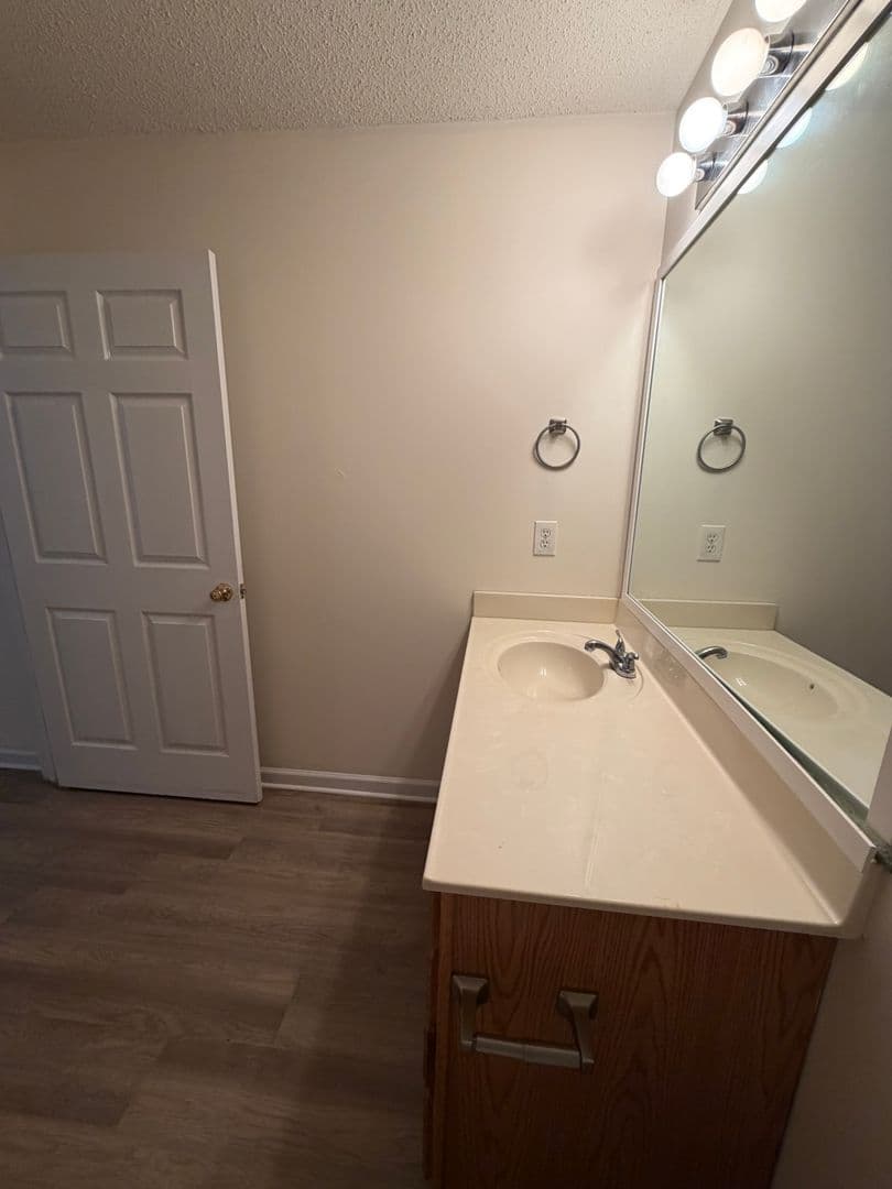 Raleigh Apartment: 4800 Avenida del Sol