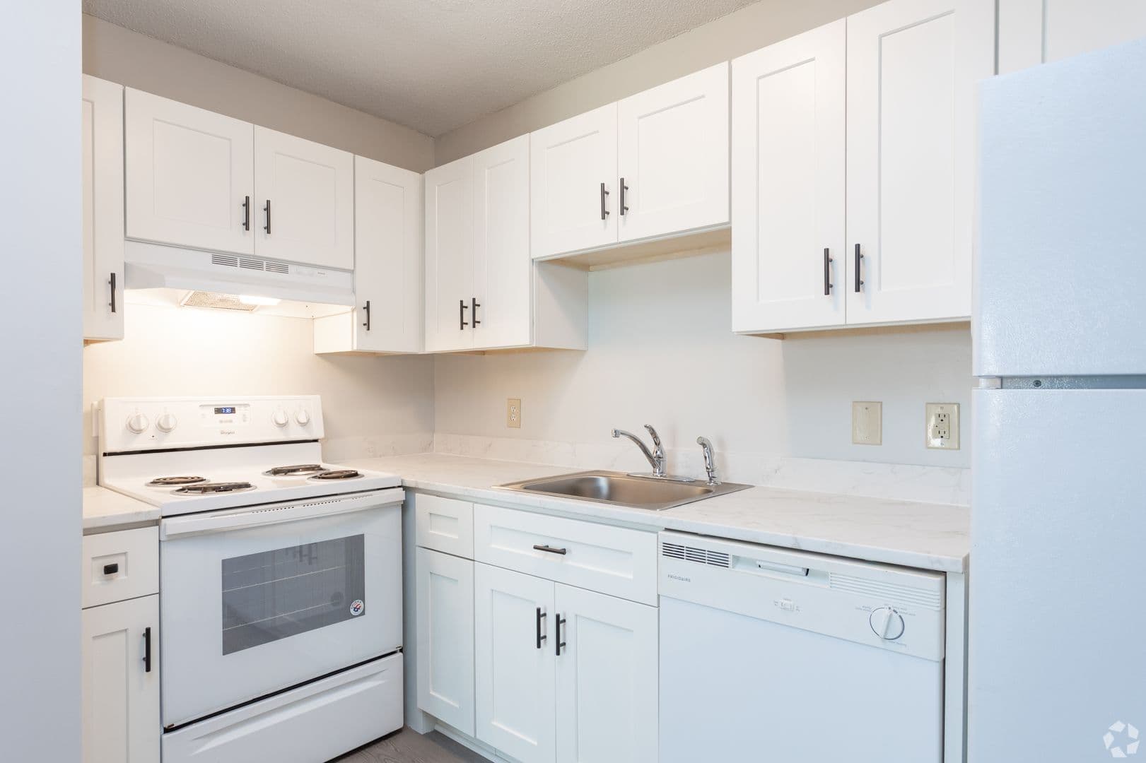 Raleigh Apartment: Pine Knoll Apartments